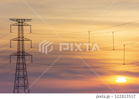 夕日と送電鉄塔 夕日と送電鉄塔 122813517