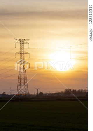 夕日と送電鉄塔 122813519