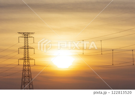 夕日と送電鉄塔 122813520