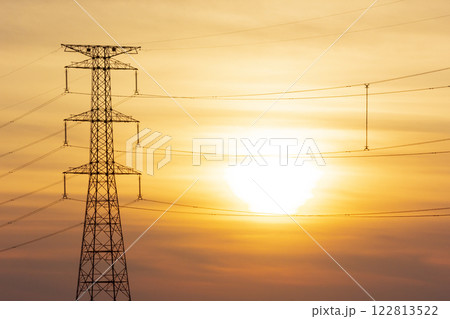 夕日と送電鉄塔 122813522