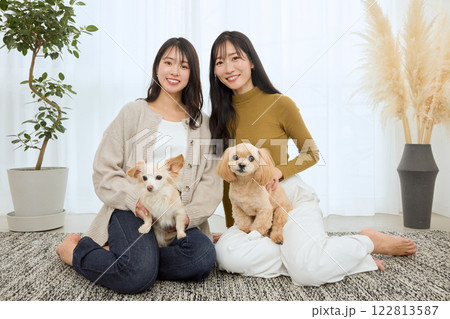 リビングで愛犬と遊ぶ女性 リビングで愛犬と遊ぶ女性 122813587