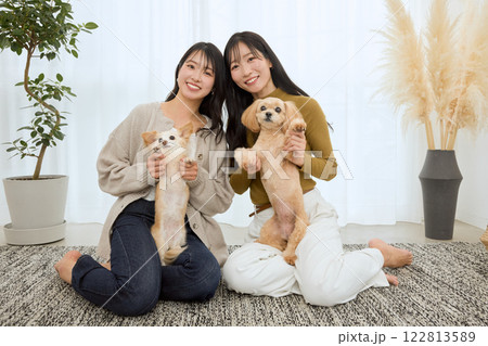 リビングで愛犬と遊ぶ女性 リビングで愛犬と遊ぶ女性 122813589