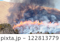 燃え上がる炎 122813779