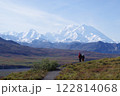 冠雪したデナリ（マッキンリー）と観光客 122814068