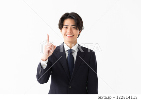 指差しポーズのスーツ姿の男性イメージ　(写真素材) 122814115