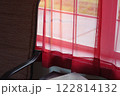 太陽の光と赤いカーテン 122814132