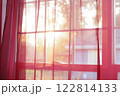 太陽の光と赤いカーテン 122814133
