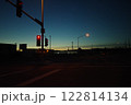 明け方の青い空と信号機 122814134