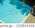 プールとホースの影と掃除する人 122814168