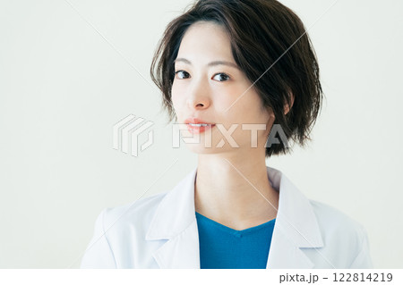 白衣を着た女性 白衣を着た女性 122814219