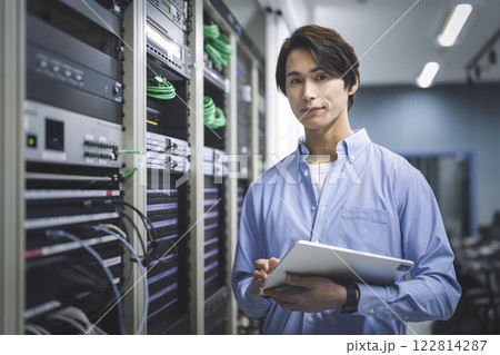 サーバールームで作業をするエンジニア　イメージ　カメラ目線のポートレート 122814287