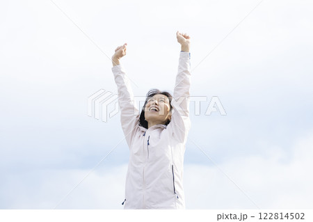 体操をする女性 122814502