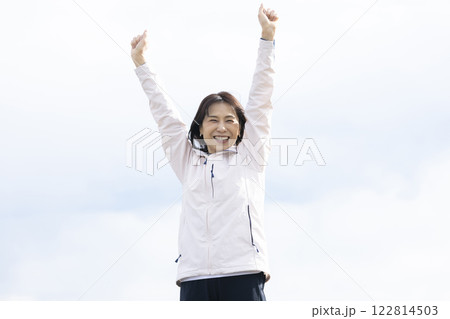 体操をする女性 体操をする女性 122814503