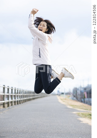 ジャンプするミドル女性 122814506