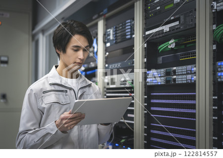 タブレットを持って作業をするITエンジニア タブレットを持って作業をするITエンジニア 122814557