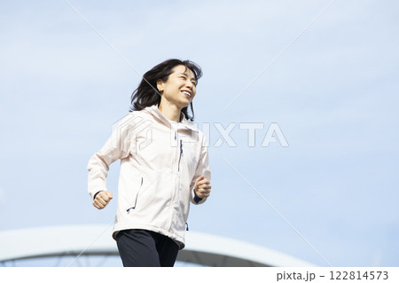 ジョギングをするミドル世代の女性 ジョギングをするミドル世代の女性 122814573