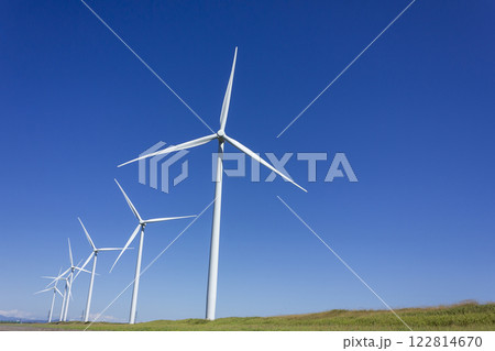 青空に映える風力発電機 122814670