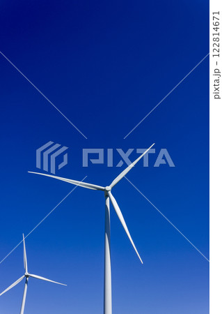青空に映える風力発電機 青空に映える風力発電機 122814671