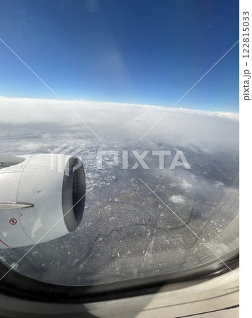 飛行機の窓から 122815033