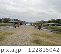 河川敷を流れる河川 122815042