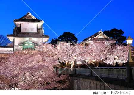 【石川県】金沢城 石川門の満開の夜桜 【石川県】金沢城 石川門の満開の夜桜 122815166