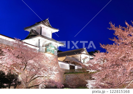 【石川県】金沢城 石川門の満開の夜桜 【石川県】金沢城 石川門の満開の夜桜 122815168