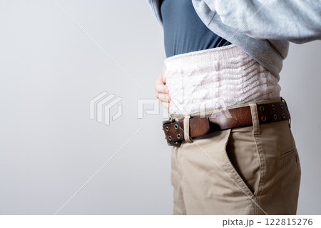 腹巻をする男性 冷え性 腸活 ボディパーツ 腹巻をする男性 冷え性 腸活 ボディパーツ 122815276