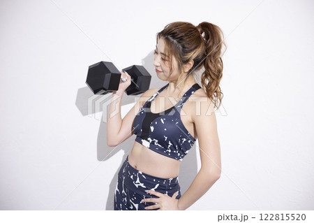 体を鍛える若い女性 122815520