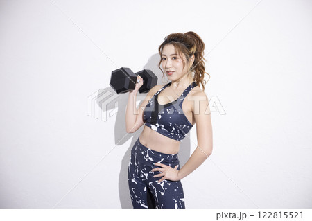 体を鍛える若い女性 122815521