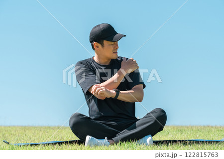 運動中に肩を痛めた中年男性（四十肩・五十肩・肩痛） 122815763