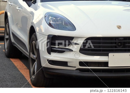 輸入車イメージ　ポルシェマカンのフロントマスク 122816143