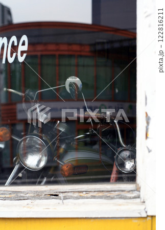 レトロバイク店の窓 レトロバイク店の窓 122816211