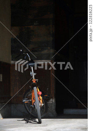 民家の赤い自転車 122816225