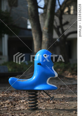 公園の乗用遊具 122816228