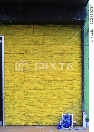 スナック入口の黄色い壁 スナック入口の黄色い壁 122816254