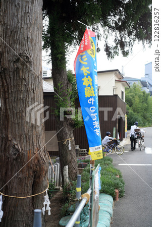 神社のラジオ体操会場と自転車の親子 122816257