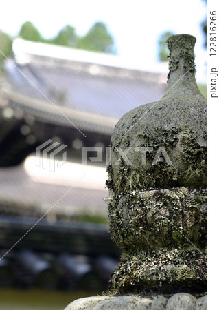 古いお寺の石灯籠 古いお寺の石灯籠 122816266