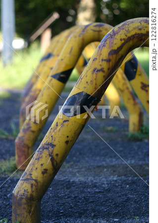 錆びた車止めバリケード 122816274