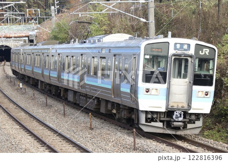 JR中央本線を行くJR東日本211系3000番台（信州色） 122816396