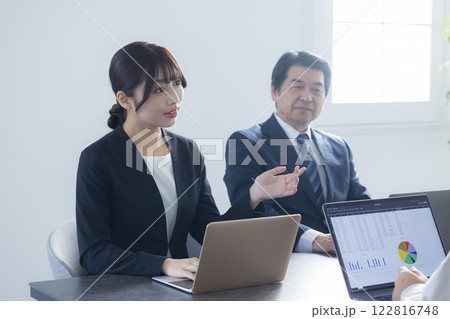 ミーティングするビジネスウーマン 122816748