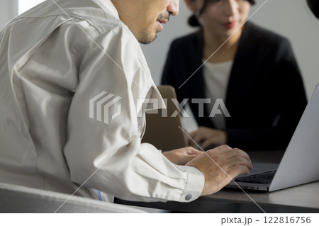 ミーティングするビジネスウーマン 122816756