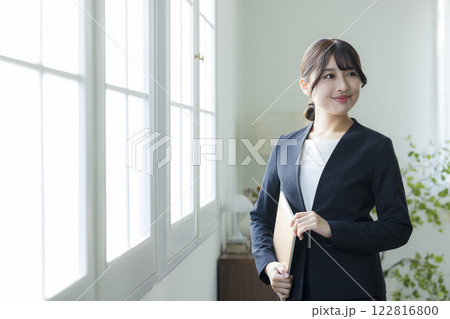 若いビジネスウーマン 122816800