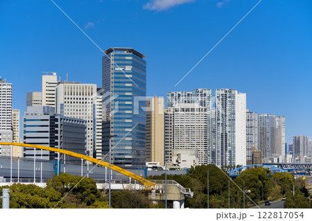 東京　天王洲アイル　京浜運河と天王洲アイル駅周辺の風景 122817054