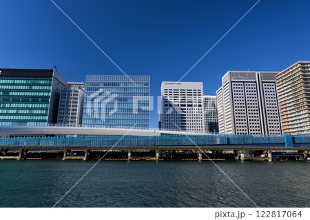 東京　品川シーサイド　京浜運河と品川シーサイド駅周辺の風景 122817064