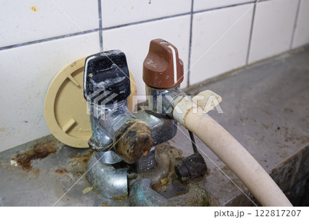 汚れた古いガス栓 122817207