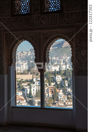 イスラム建築の装飾窓から見える風景 アルハンブラ宮殿 イスラム建築の装飾窓から見える風景 アルハンブラ宮殿 122817303
