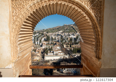 イスラム建築の装飾窓から見える風景 アルハンブラ宮殿 イスラム建築の装飾窓から見える風景 アルハンブラ宮殿 122817304