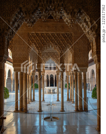 イスラム建築の装飾　アルハンブラ宮殿　ライオンの中庭 122817362