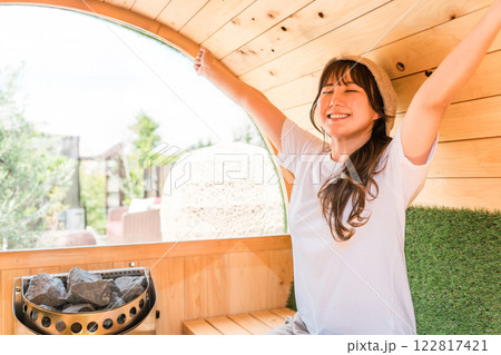 サウナに入っているサウナハットを被った若いアジア人女性 サウナに入っているサウナハットを被った若いアジア人女性 122817421