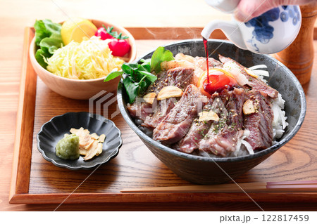 ステーキ丼 （ 国産和牛　サーロインステーキ ） 122817459